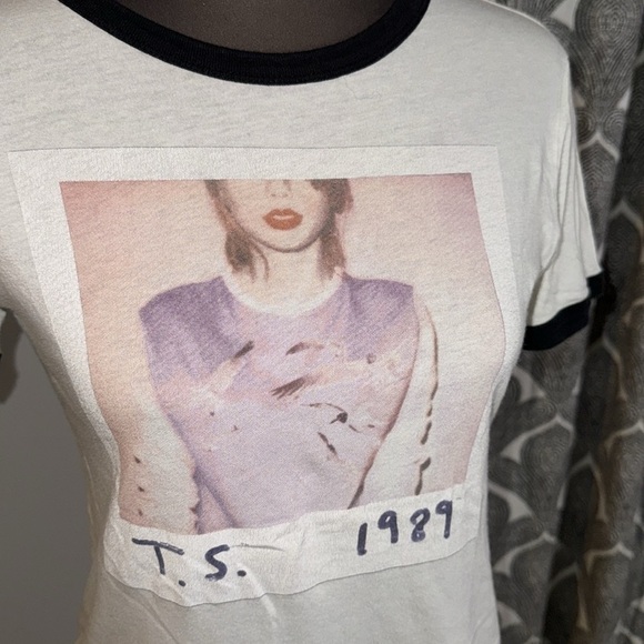 Taylor Swift 1989 Concert Tour Tshirt - Picture 3 of 8